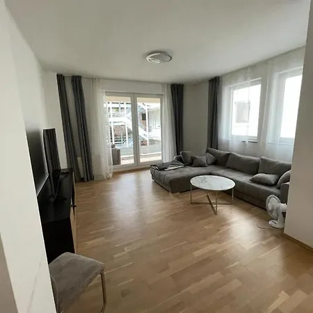 Zentrale Mit Balkon Innenstadt